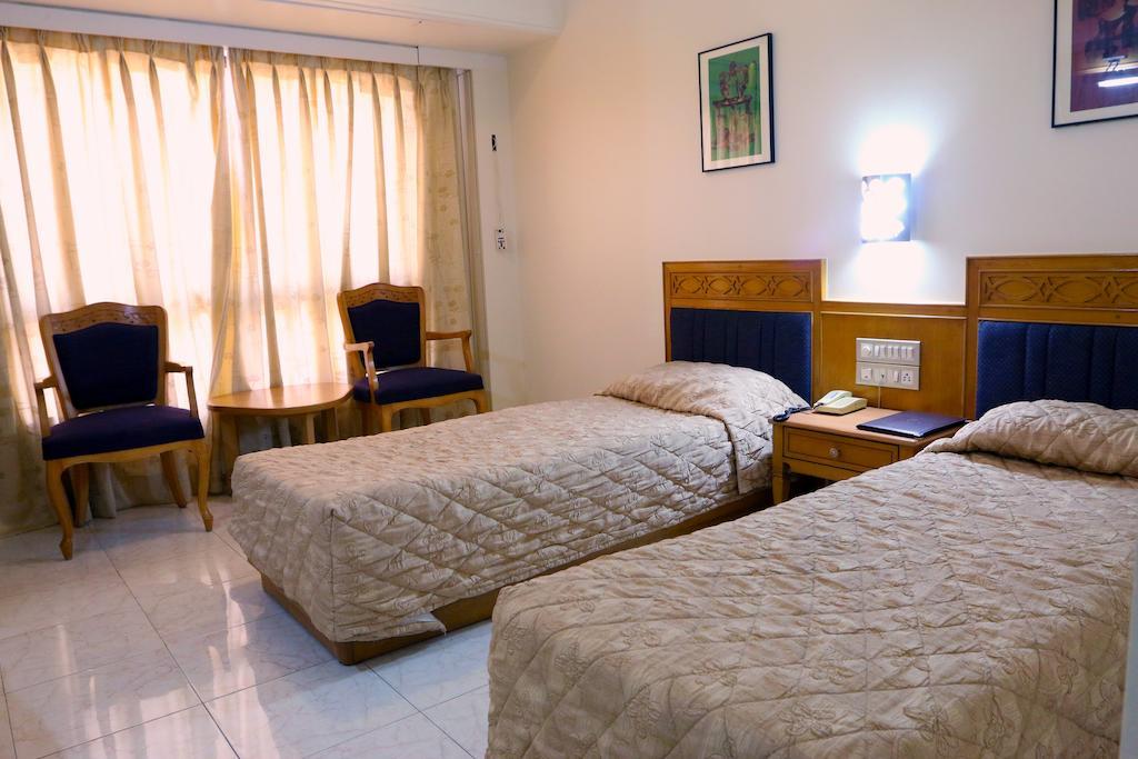 Hotel Ambassador Pune Quarto foto