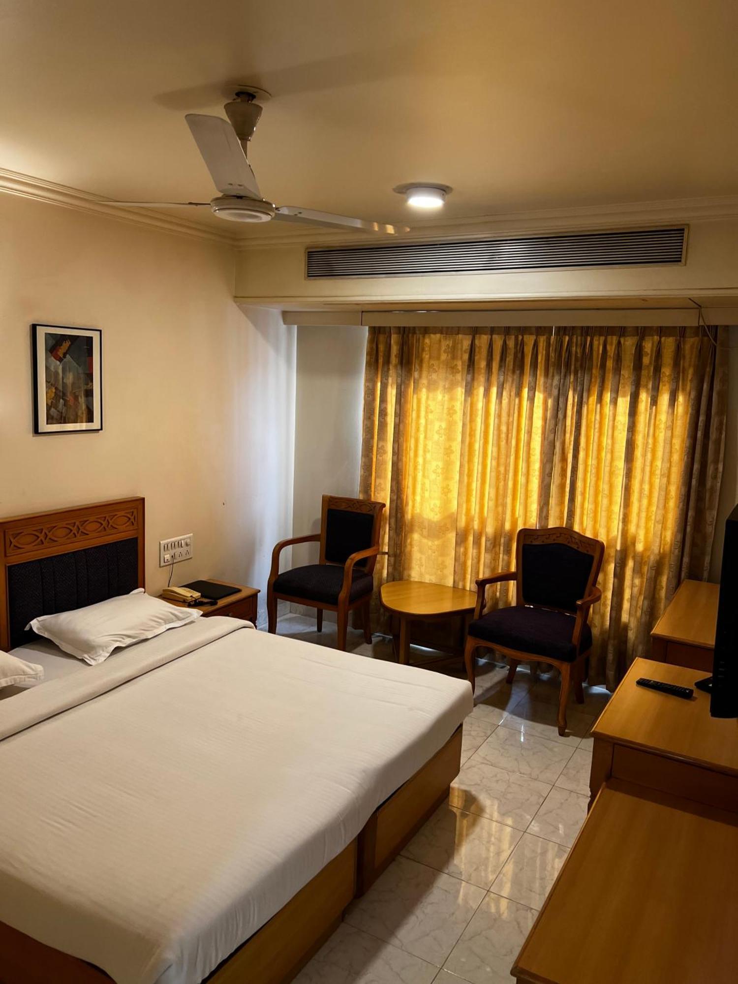 Hotel Ambassador Pune Exterior foto
